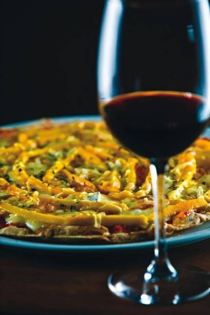 Pizza de mussarela, brie, geleia de pimenta e filetes de manga do Emiglia Pizza de mussarela, brie, geleia de pimenta e filetes de manga do Emiglia