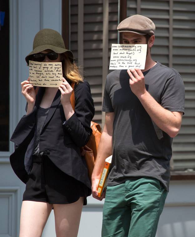 Quem é o casal de atores que driblou os paparazzi de uma forma bem-humorada?