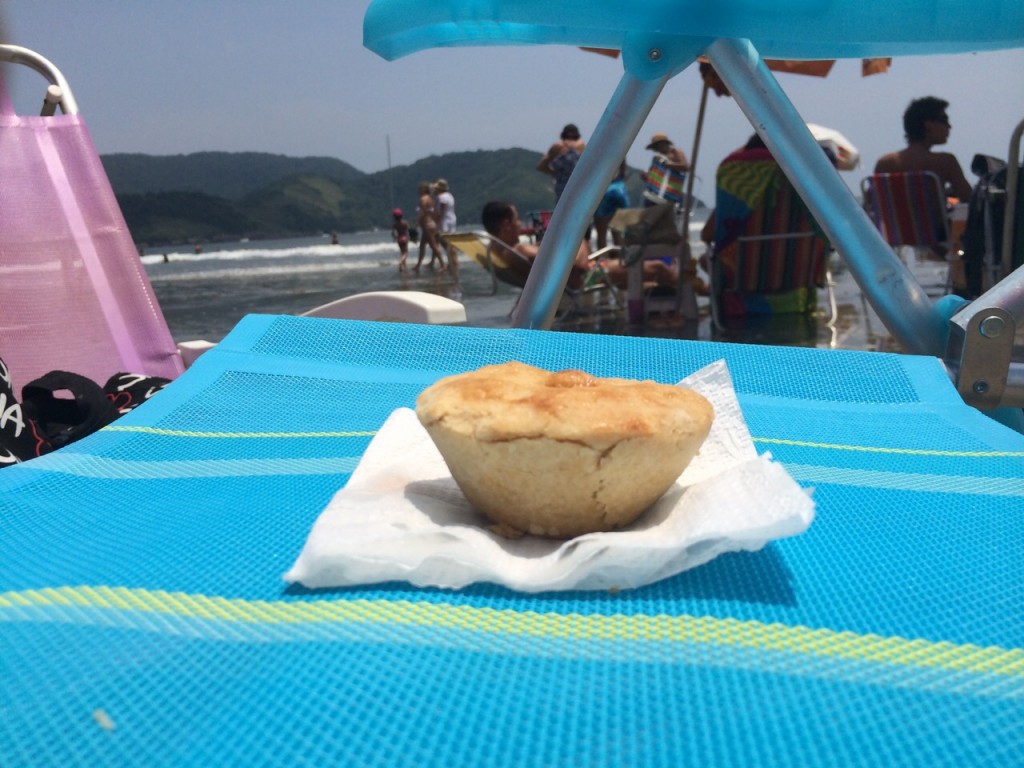 Empadinha clandestina vendida por ambulante nas praias de Santos (Foto: F&aacute;bio Lemos Lopes)