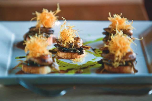 Torradas sobrepostas a peito de codorna ao vinho do Porto: entrada do variado Empório Central Torradas sobrepostas a peito de codorna ao vinho do Porto: entrada do variado Empório Central