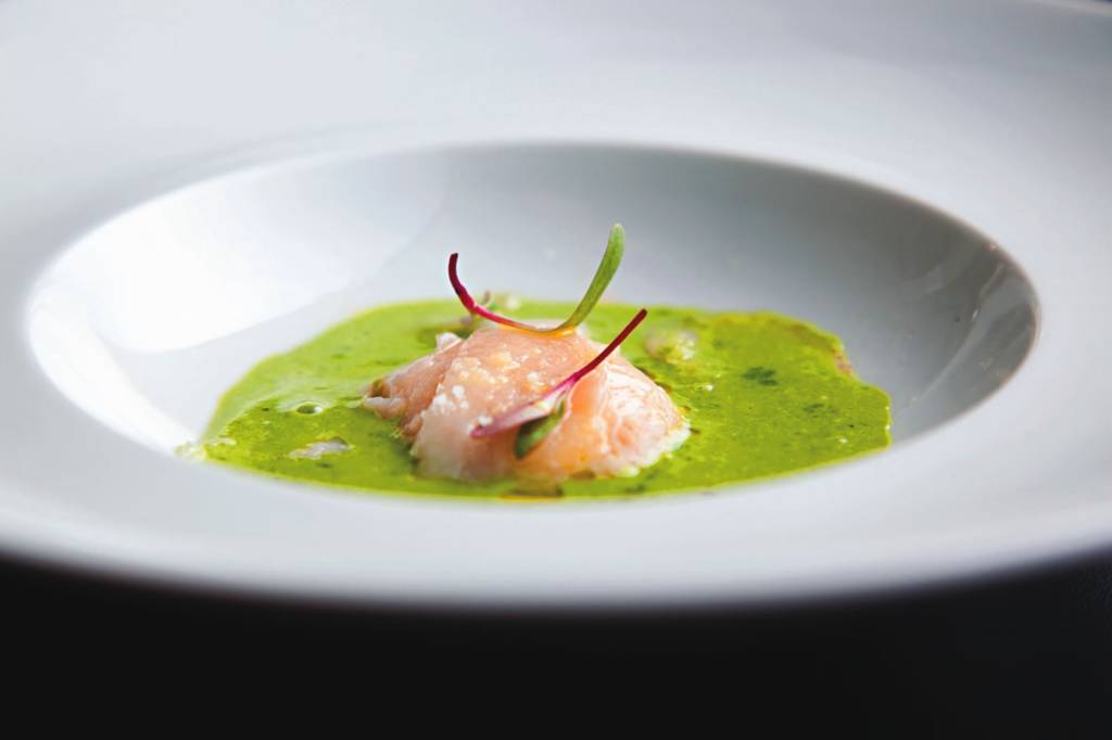 Salada de lagosta sobre maçã ao mascarpone: entrada do jantar de réveillon do espanhol Eñe Salada de lagosta sobre maçã ao mascarpone: entrada do jantar de réveillon do espanhol Eñe