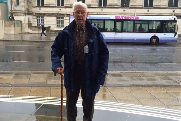 Ouvinte de 95 anos faz desabafo e programa de rádio prepara dia especial para surpreendê-lo