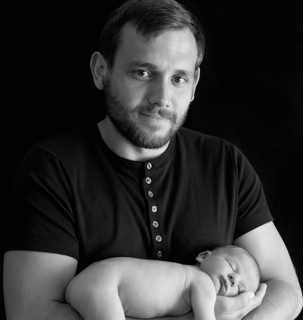 Pai recebe “presente” nada agradável durante ensaio com seu filho recém-nascido