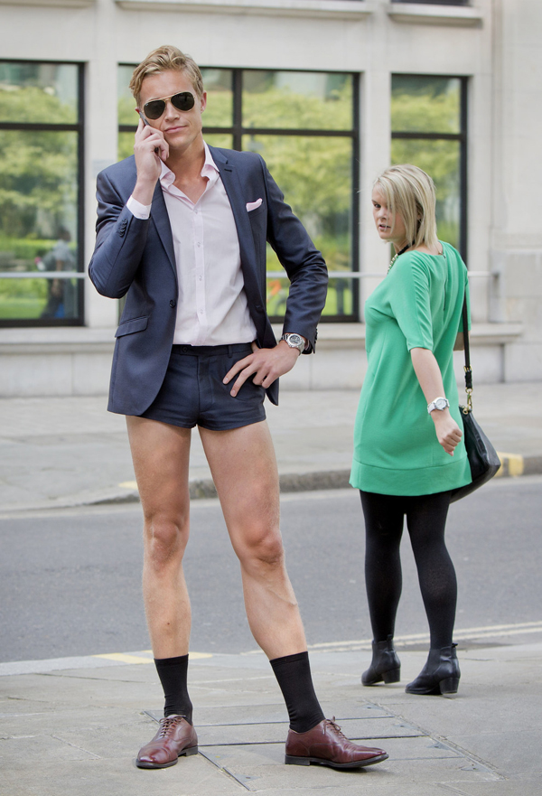 Homens usam shorts femininos para sair pelas ruas de Londres; veja a reação das pessoas