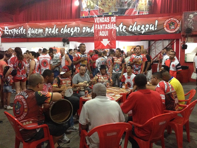 Dragões da Real: aquecimento com roda de samba Dragões da Real: aquecimento com roda de samba