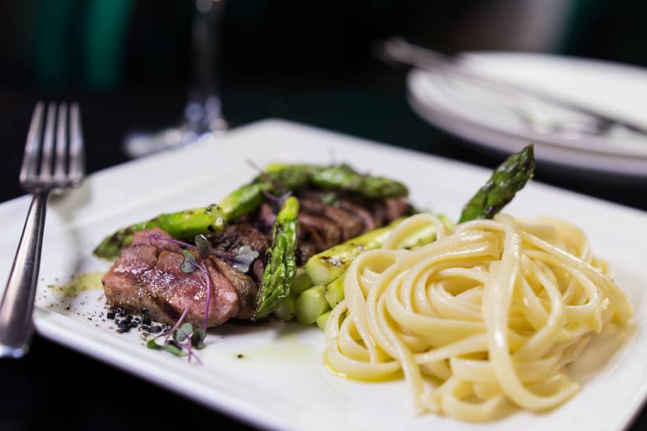 O entrecôte acompanhado de batatas fritas em palitos finos e crocantes O entrecôte acompanhado de batatas fritas em palitos finos e crocantes