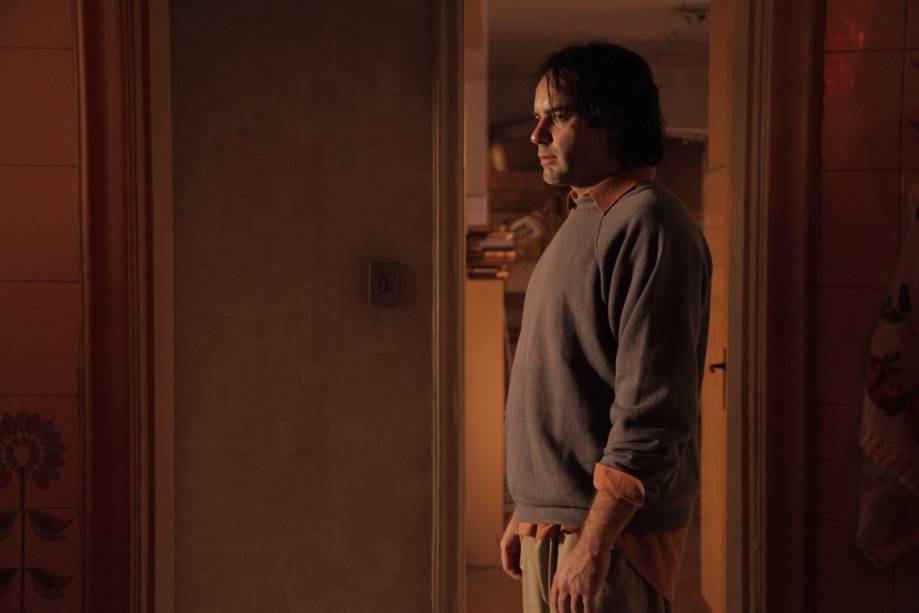 Quando Eu Era Vivo: Marat Descartes vive um homem que rompe o casamento e vai morar com o pai Quando Eu Era Vivo: Marat Descartes vive um homem que rompe o casamento e vai morar com o pai