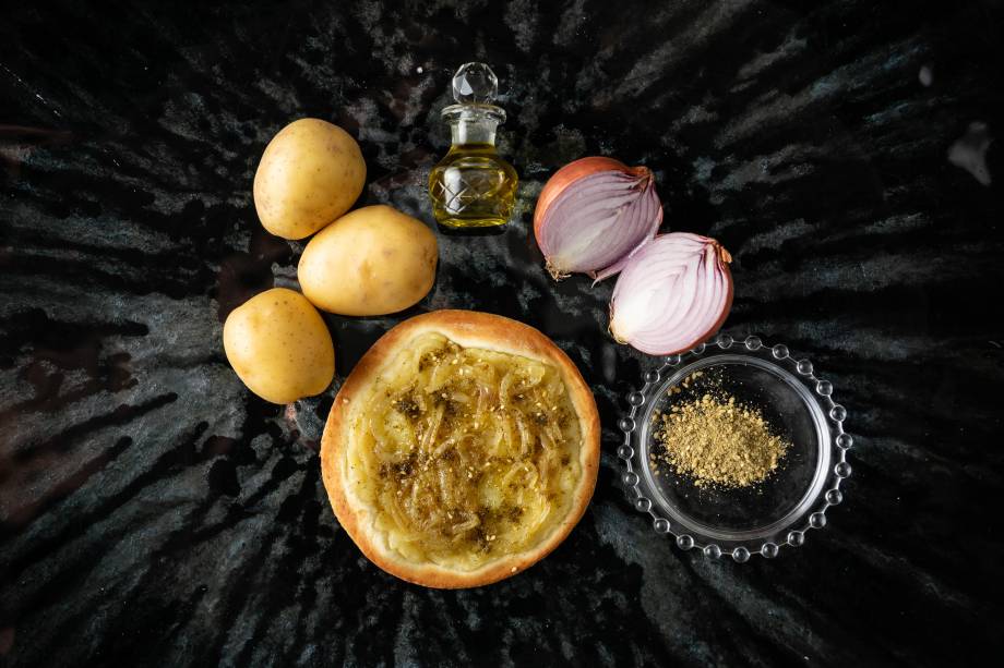 Esfihas de festa: durante todo o mês de abril, esfihas inéditas, como a de batata com cebola, fazem parte de um combo de aniversário Esfihas de festa: durante todo o mês de abril, esfihas inéditas, como a de batata com cebola, fazem parte de um combo de aniversário