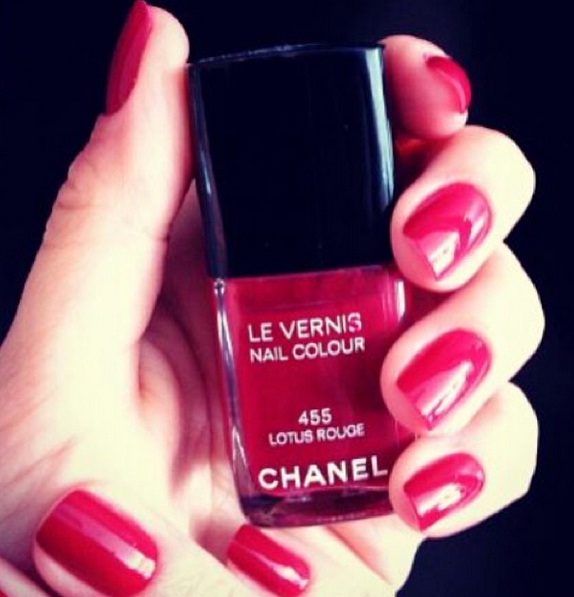 Um vermelho básico para começar a semana