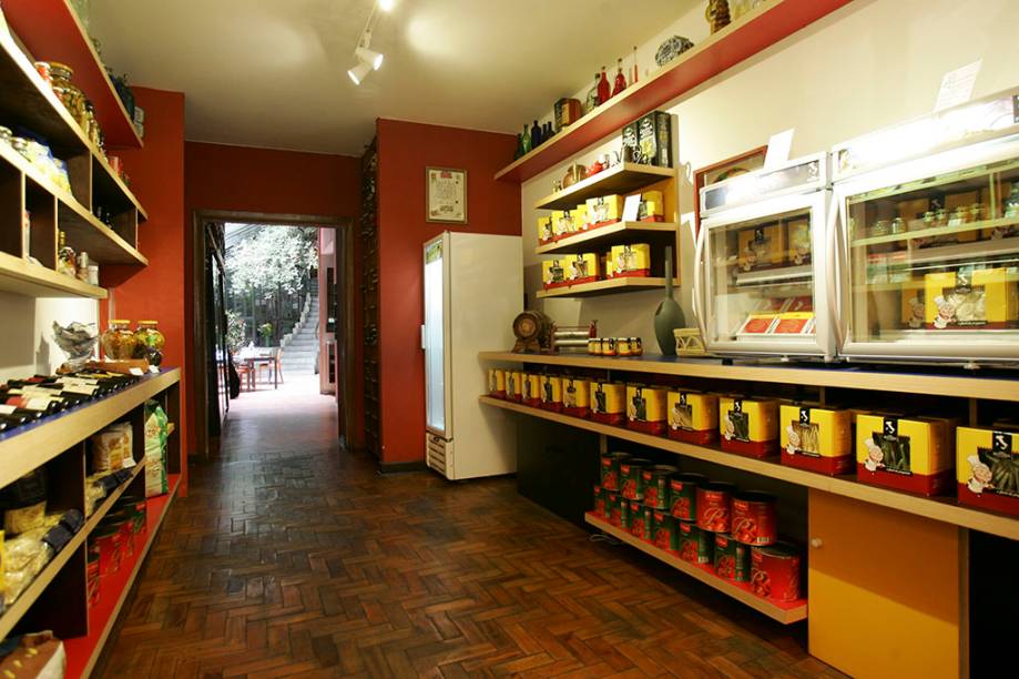 Espaço em que fica a loja conduz ao salão repleto de jabuticabeiras Espaço em que fica a loja conduz ao salão repleto de jabuticabeiras