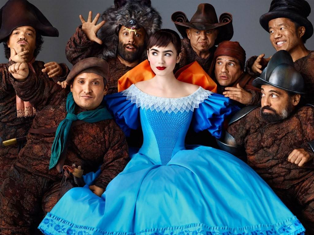 Espelho, Espelho Meu: a atriz Lily Collins rodeada pelos sete anões