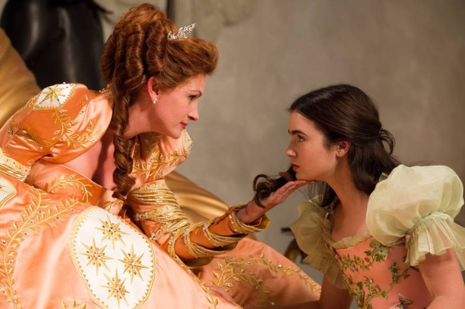Espelho, Espelho Meu: Julia Roberts e Lily Collins interpretam a Rainha Má e Branca de Neve, respectivamente Espelho, Espelho Meu: Julia Roberts e Lily Collins interpretam a Rainha Má e Branca de Neve, respectivamente