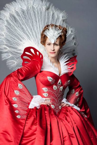 Julia Roberts em Espelho, Espelho Meu: atriz veste um dos exuberantes figurinos da Rainha Má Julia Roberts em Espelho, Espelho Meu: atriz veste um dos exuberantes figurinos da Rainha Má