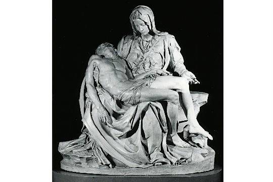 Pietà, de Michelangelo Buonarroti, molde de 1975, feito a partir do molde de 1930, feito a partir do original de 1499 Pietà, de Michelangelo Buonarroti, molde de 1975, feito a partir do molde de 1930, feito a partir do original de 1499