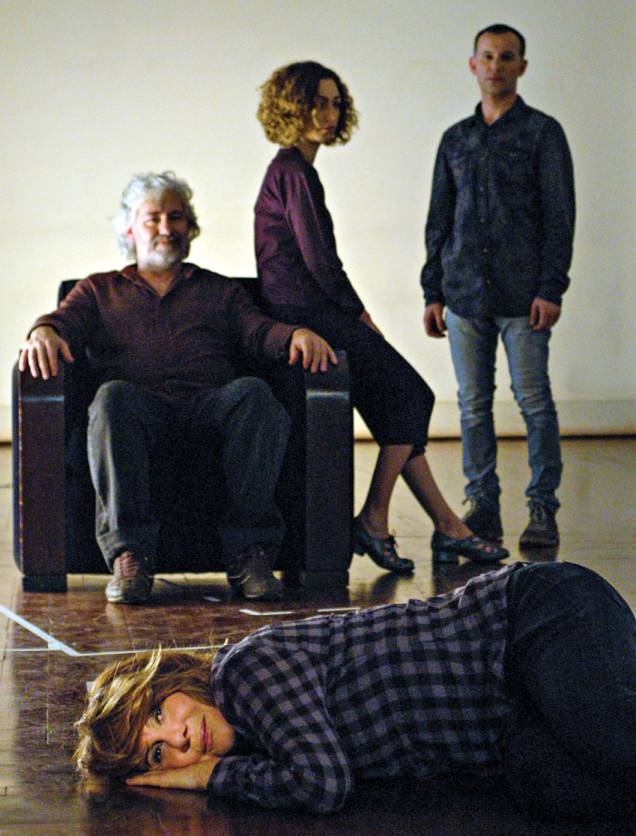 Renata Sorrah, Edson Rocha, Giovana Soar e Ranieri Gonzalez na peça Esta Criança Renata Sorrah, Edson Rocha, Giovana Soar e Ranieri Gonzalez na peça Esta Criança