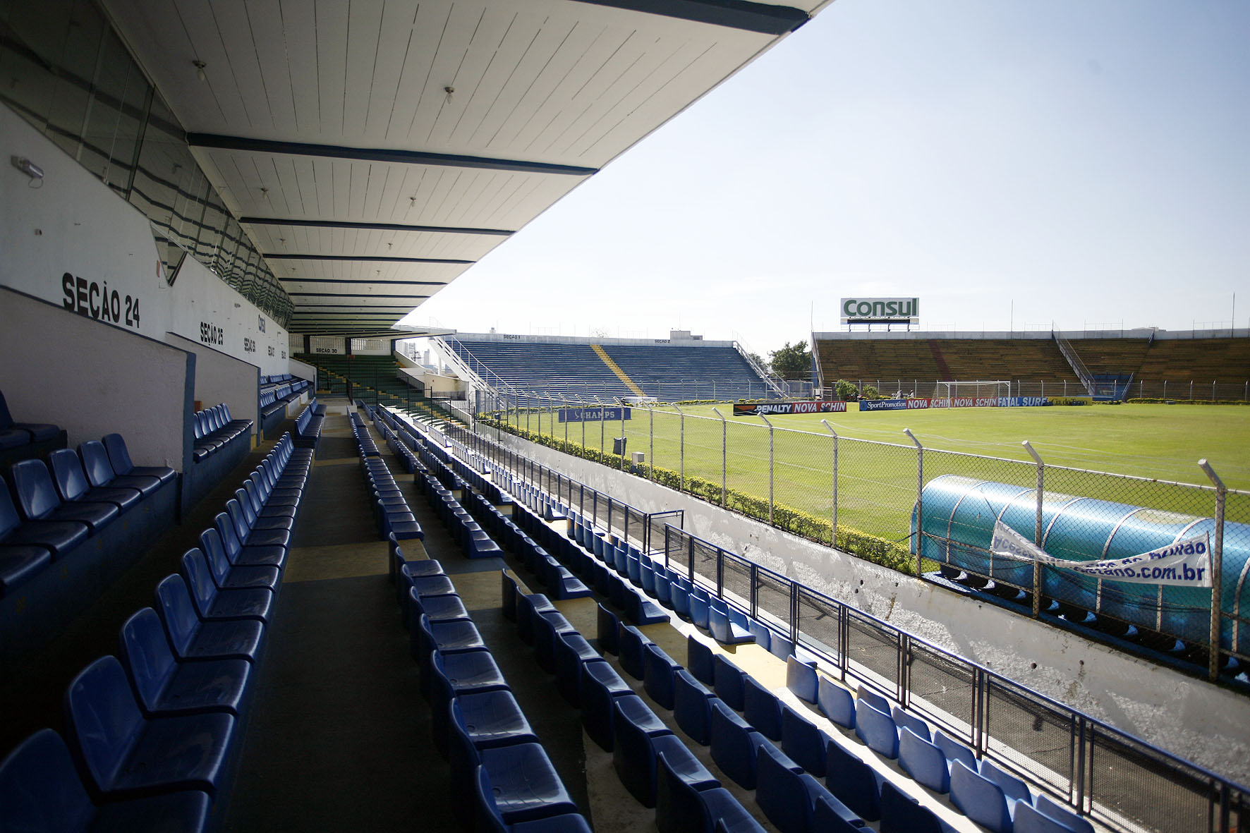 O estádio tem capacidade para receber 14.400 torcedores