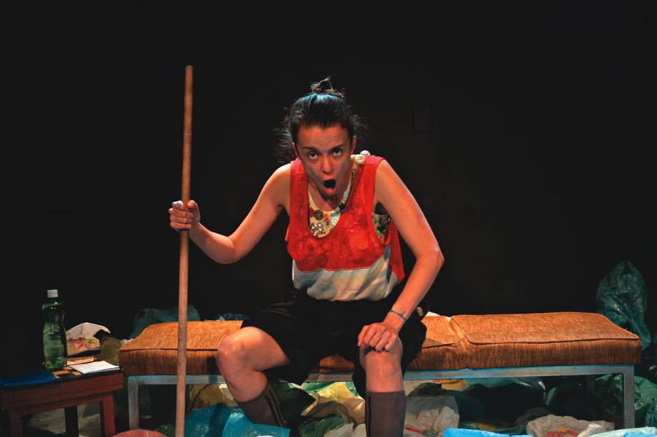 A atriz Dani Barros no monólogo Estamira — Beira do Mundo A atriz Dani Barros no monólogo Estamira — Beira do Mundo