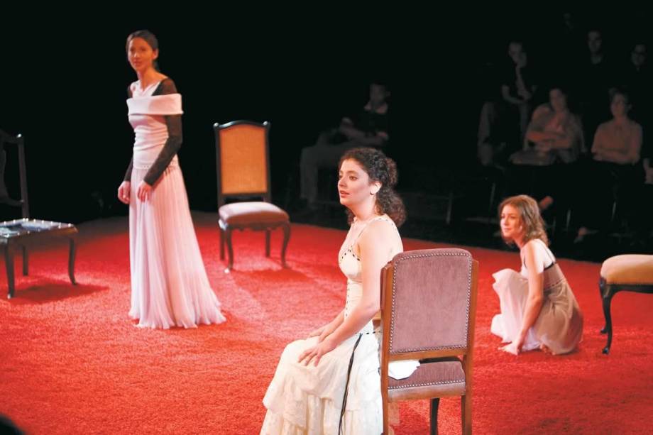 Carolina Fabri, Marina Vieira e Juliana Pinho em Eu Estava em Minha Casa e Esperava que a Chuva Chegasse Carolina Fabri, Marina Vieira e Juliana Pinho em Eu Estava em Minha Casa e Esperava que a Chuva Chegasse