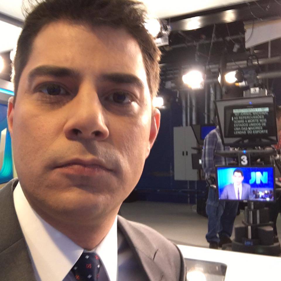 Fã de Evaristo Costa conta história curiosa no Facebook e apresentador responde da melhor maneira