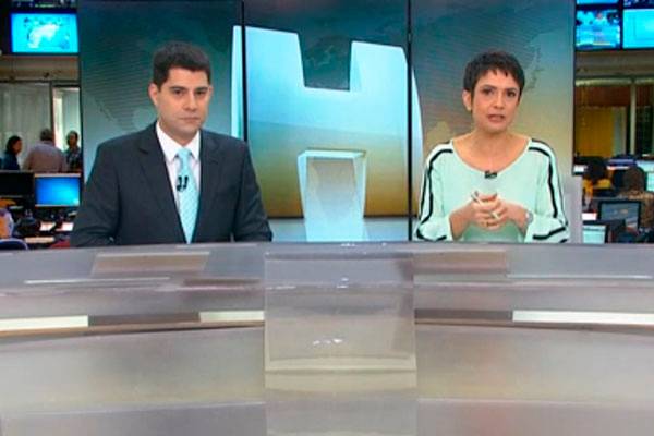 Sandra Annenberg chama o colega de bancada Evaristo Costa de ‘lindão’ durante o ‘Jornal Hoje’; assista
