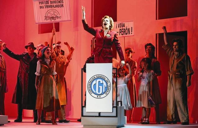 Paula Capovilla, como Evita Perón: conjunto histórico valorizado em montagem ágil Paula Capovilla, como Evita Perón: conjunto histórico valorizado em montagem ágil