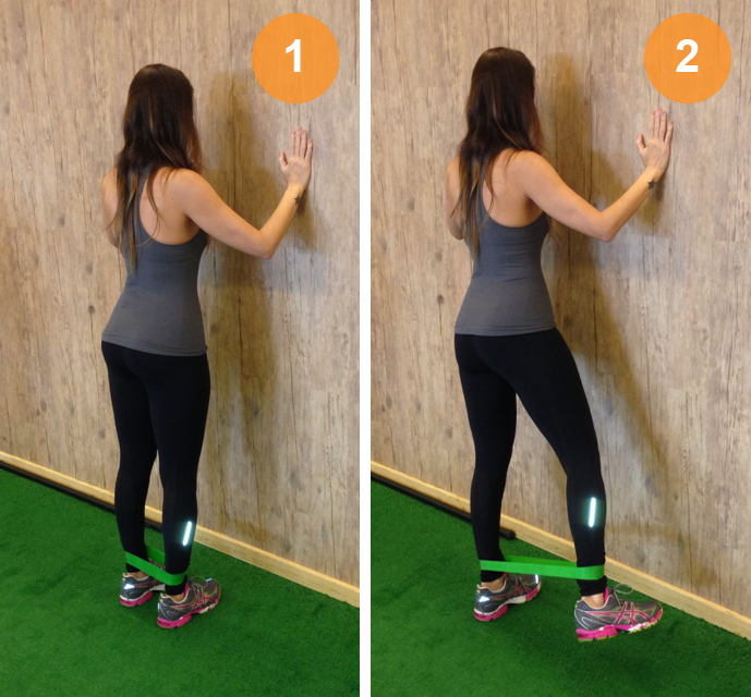 Três exercícios feitos com elástico para deixar as pernas e bumbum durinho