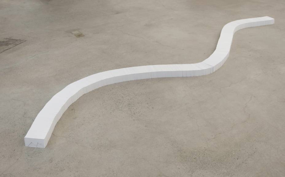 Jac Leirner, Fantasma, 1998, papel, cabo de aço, 7,5 x 15 x 480 cm, Foto, cortesia Galeria Fortes Vilaça