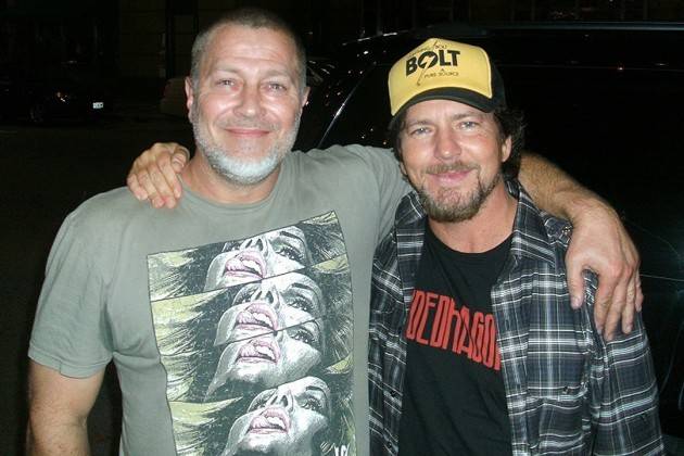 22 anos depois, Eddie Vedder, do Pearl Jam, cumpre promessa feita a fã