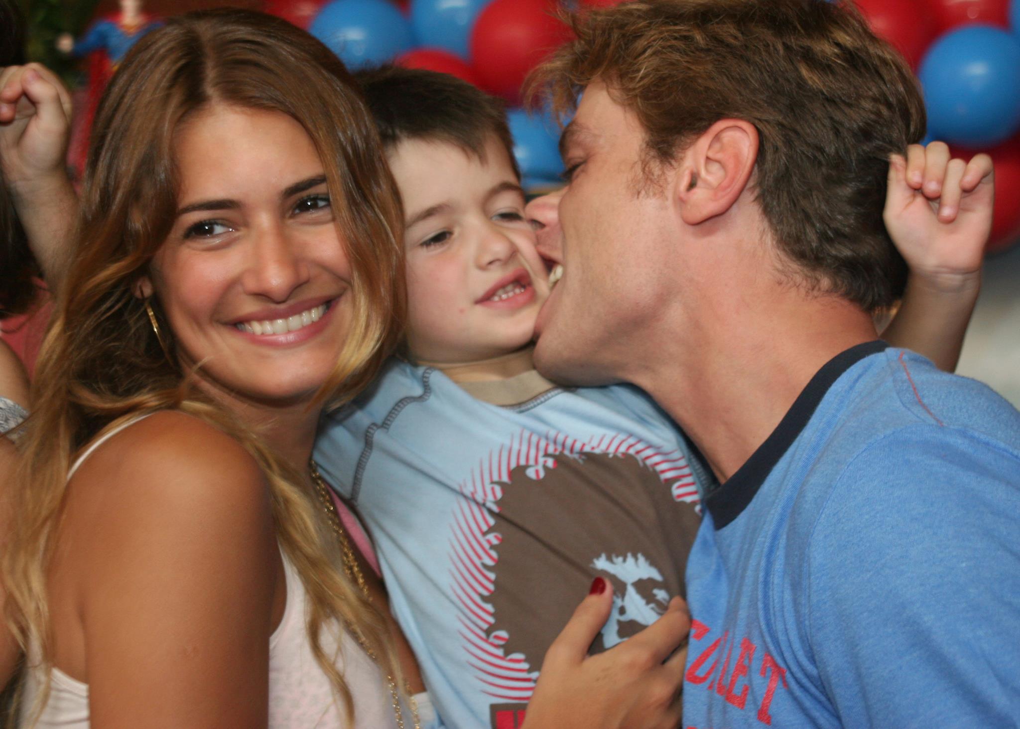 Aos 12 anos, filho de Fábio Assunção dá ‘carona’ a Marina Ruy Barbosa em foto divertida