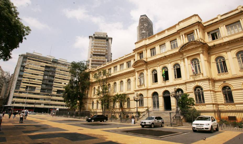 Fachada do Edifício Esther, à esquerda, e Caetano de Campos, à direita, na Praça da República