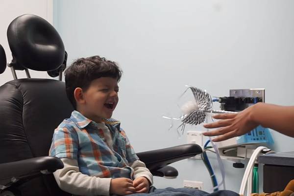 Fada dos dentes surpreende crianças em consultório odontológico na pegadinha mais fofa da história; assista