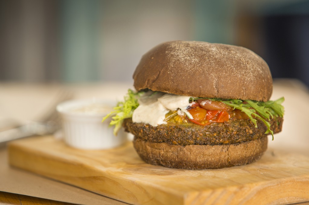 Falafel burger: R$ 29,00 na Lox Deli (Foto: Divulga&ccedil;&atilde;o)