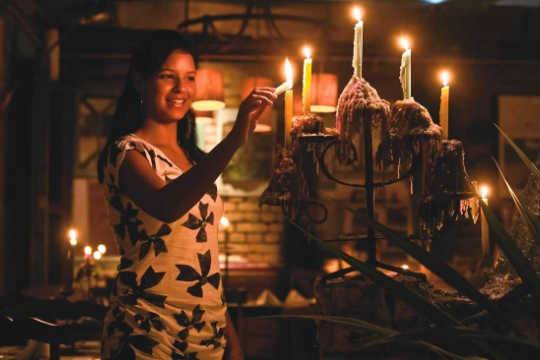 Priscila Serafim, do Santa Gula: 3.500 velas acesas por mês Priscila Serafim, do Santa Gula: 3.500 velas acesas por mês