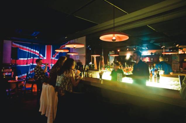 O balcão e o palco: de quinta a sábado, bandas de pop e rock animam o salão do The Queens Head O balcão e o palco: de quinta a sábado, bandas de pop e rock animam o salão do The Queens Head