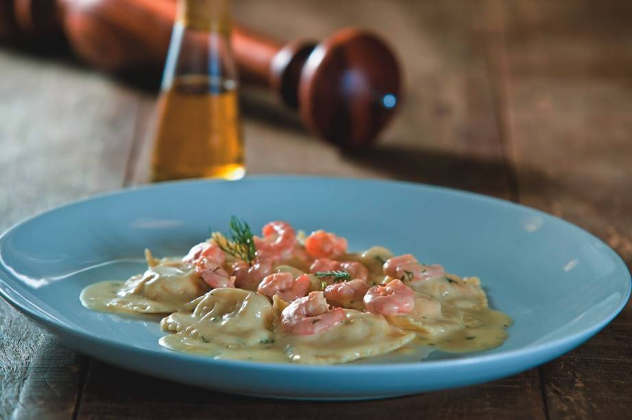 Ravióli de abobrinha com camarão ao molho de limão-siciliano Ravióli de abobrinha com camarão ao molho de limão-siciliano