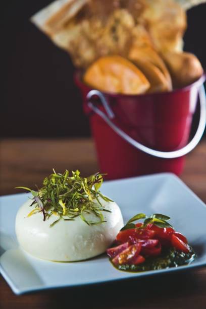 Burrata com pesto e tomatinhos: para abrir o apetite Burrata com pesto e tomatinhos: para abrir o apetite