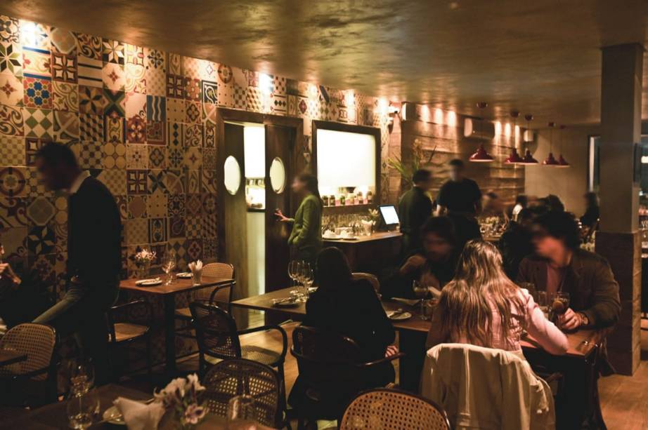 O charmoso salão: ladrilho hidráulico e madeira nas paredes O charmoso salão: ladrilho hidráulico e madeira nas paredes