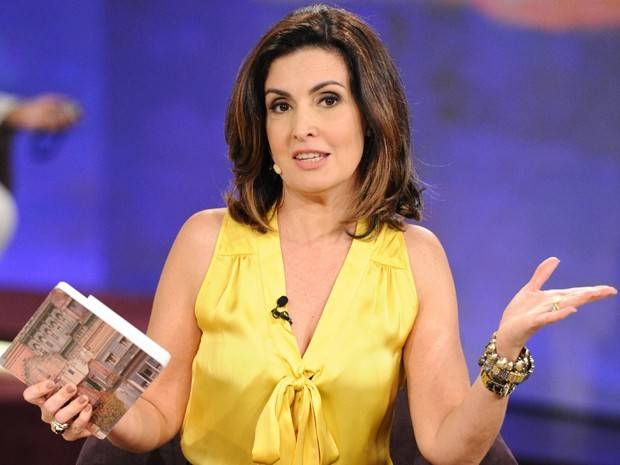 Fátima Bernardes se descuida e mostra fotos de mulheres nuas no “Encontro”