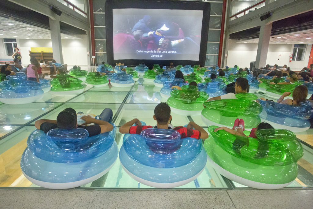 Cinema na piscina é opção de lazer no verão em unidades do Sesc