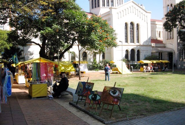 Feira de Arte de Moema, instalada ao redor da Igreja de Moema