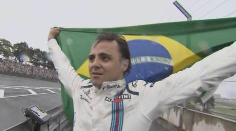 Felipe Massa bate, sai da prova e é ovacionado