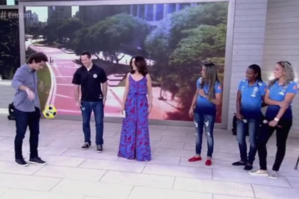 Felipe Andreoli acerta bola em Fátima Bernardes ao fazer embaixadinha no palco do ‘Encontro’