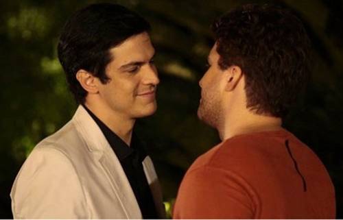 ‘Amor à Vida’ mostra beijo gay de Félix e Niko; veja a repercussão na internet