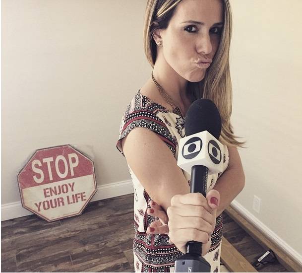 Repórter da Globo Internacional é bicada por flamingo durante entrevista; assista
