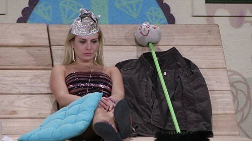 BBB 13: Fernanda cria boneco em homenagem a André; cópia de Bambam?