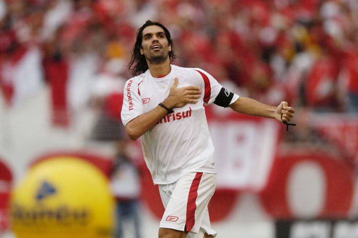 Famosos lamentam a morte do jogador Fernandão; veja