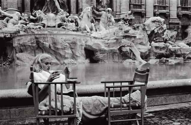 Anita Ekberg na exposição Tutto Fellini: a musa descansa durante a filmagem de A Doce Vida Anita Ekberg na exposição Tutto Fellini: a musa descansa durante a filmagem de A Doce Vida