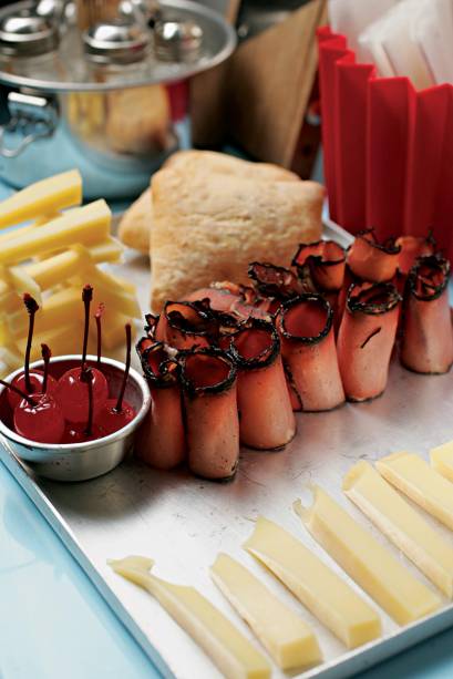 Tábua com presunto, queijos e cereja Tábua com presunto, queijos e cereja