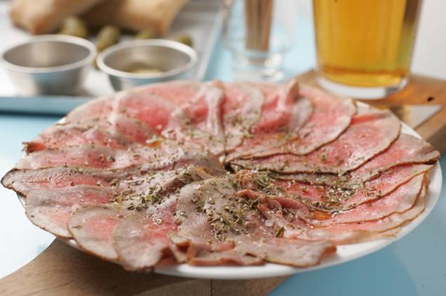 O rosbife fatiado está entre as opções de petisco O rosbife fatiado está entre as opções de petisco