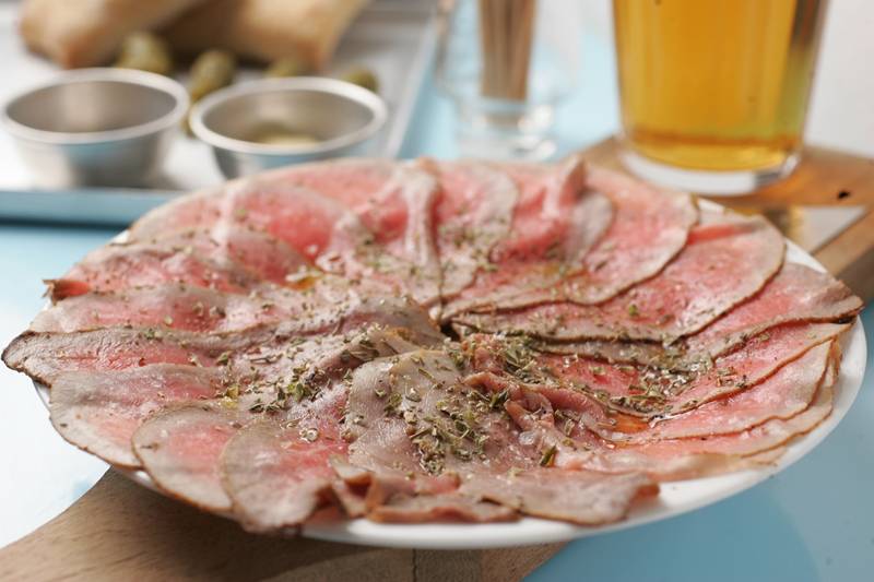 O rosbife fatiado está entre as opções de petisco O rosbife fatiado está entre as opções de petisco